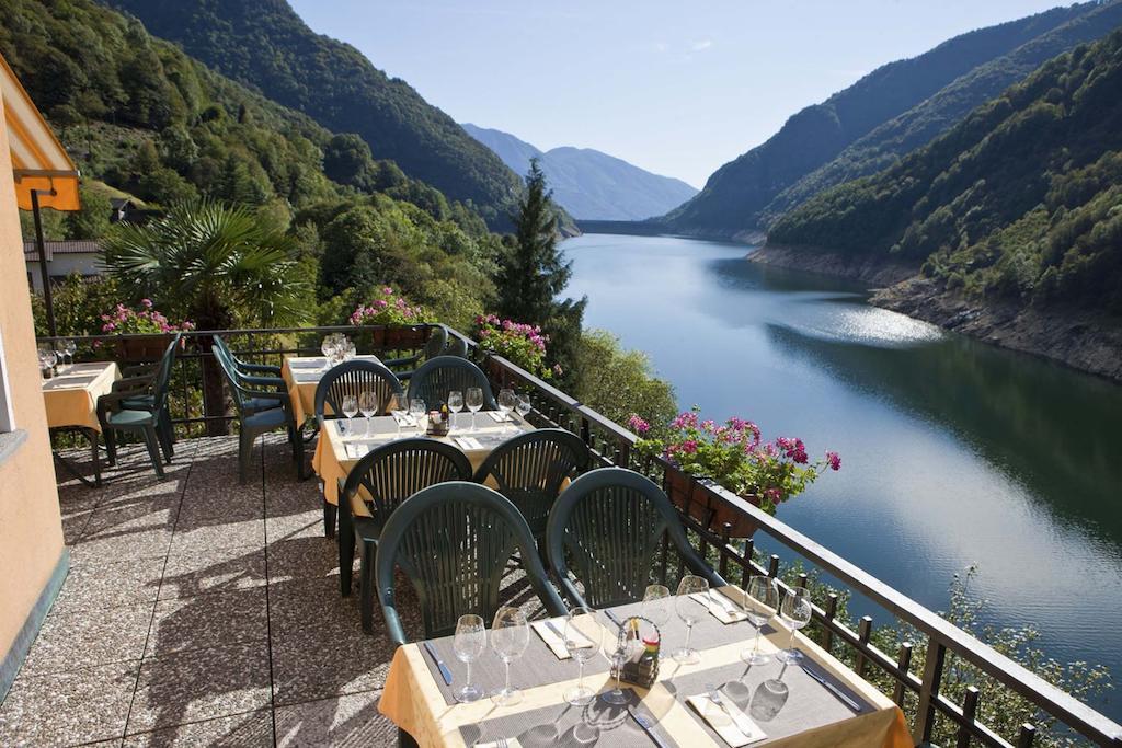 Hotel Al Lago Vogorno Exteriör bild